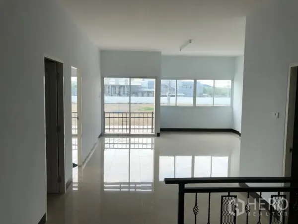 工厂 出租在Bang Len, Nakhon Pathom - 采光充足的办公室，亮面地砖与大窗户，可望向院区。