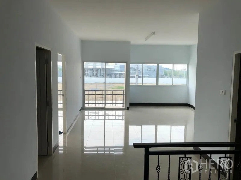 工厂 出租在Bang Len, Nakhon Pathom - 采光充足的办公室，亮面地砖与大窗户，可望向院区。