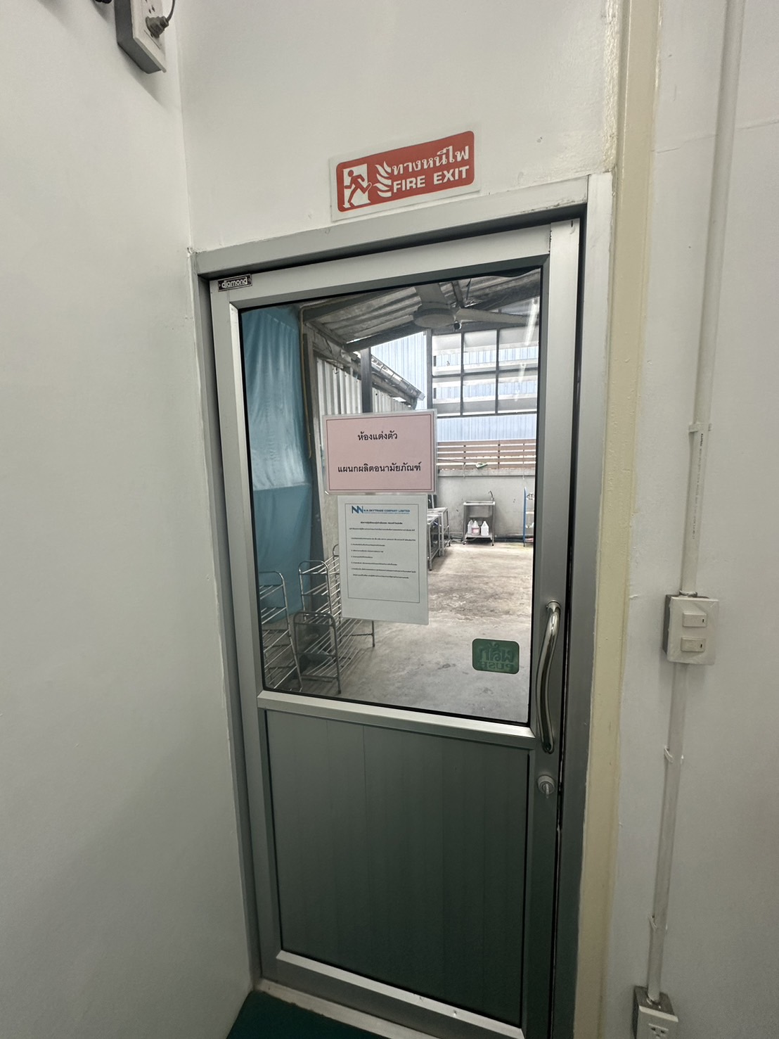 货栈 出租或出售在Lam Luk Ka, Pathum Thani - 安全出口门通往室外服务区。