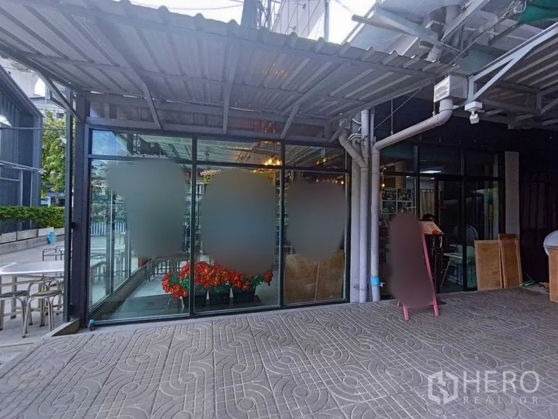Retail Space for rent in Khlong Toei, Bangkok - Street-facing retail unit with full glass frontage, metal awning, and wide paved walkway.
