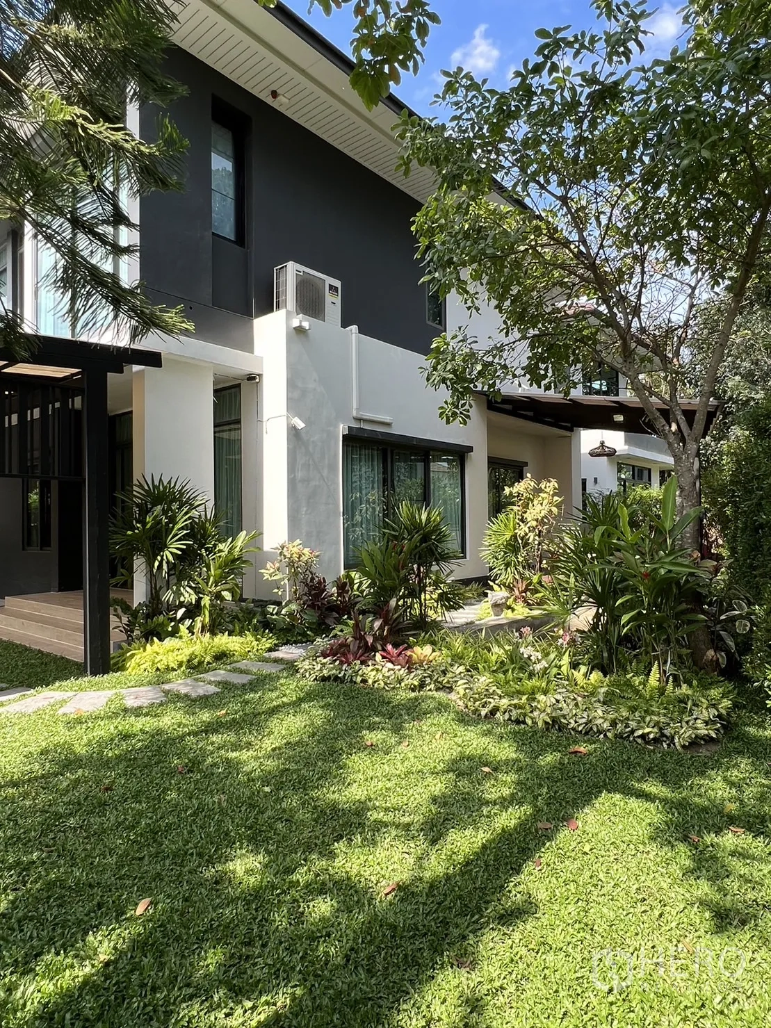 บ้าน ให้เช่าในBang Kapi, Bangkok - ด้านข้างบ้านเดี่ยว กระจกบานใหญ่ สนามหญ้าและสวนจัดแต่ง