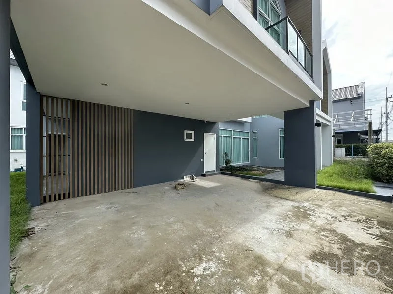 บ้าน ขายในLam Luk Ka, Pathum Thani - โรงจอดรถในร่มสำหรับ 2 คัน ใต้ชั้นสองแบบยื่น พร้อมสนามหญ้า