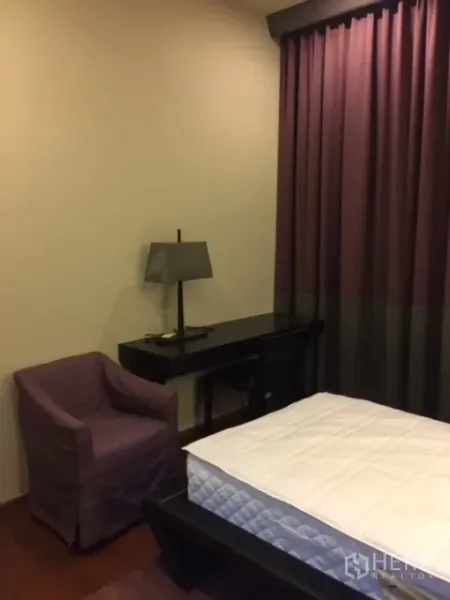 คอนโด ให้เช่าหรือขายในWatthana, Bangkok - ห้องนอนอบอุ่น มีโต๊ะทำงาน เก้าอี้ และผ้าม่านทึบแสงแบบเต็มบาน