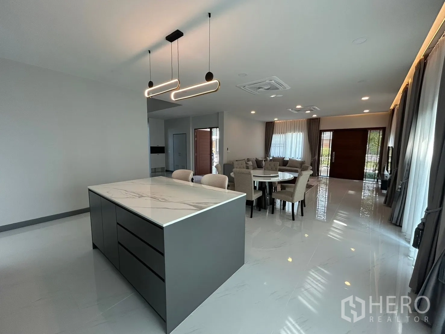 独栋房屋 for rent in Bang Phli, Samut Prakan - 现代开放式厨房，带大理石纹中岛、吊灯与相连餐区。