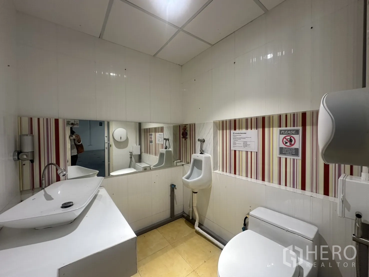 零售空间 for rent in Pathum Wan, Bangkok - 第二间卫生间，设小便器、洗手盆与条纹墙面