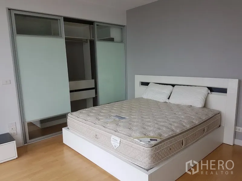 คอนโด ให้เช่าในKhlong Toei, Bangkok - ห้องนอนที่สองพร้อมเตียงควีนและตู้เสื้อผ้าบิลท์อินบานเลื่อนกระจกฝ้า