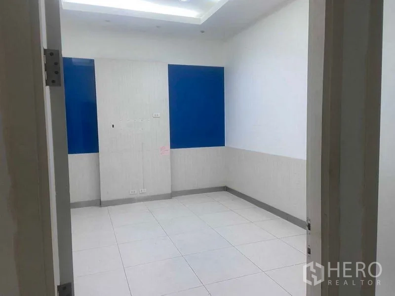 Office Space for rent in Saphan Sung, Bangkok - Compact private office with blue accent wall panels