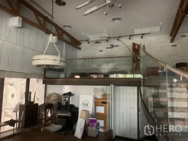 พื้นที่ขายปลีก ให้เช่าในWatthana, Bangkok - พื้นที่เพดานสูง ผนังอิฐสีขาว โครงคานโชว์ และชั้นลอยกระจก พร้อมโคมไฟแขวน