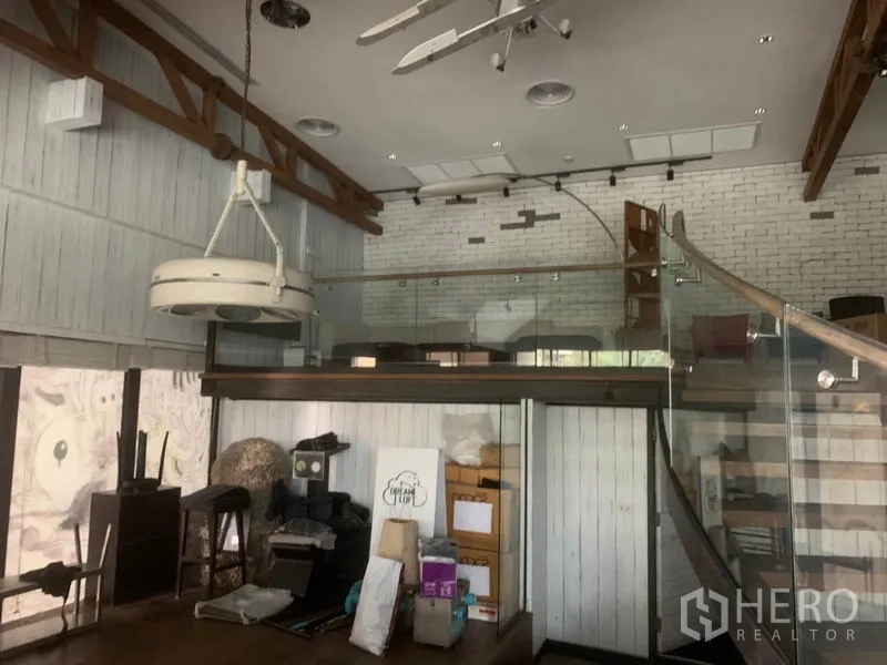 พื้นที่ขายปลีก ให้เช่าในWatthana, Bangkok - พื้นที่เพดานสูง ผนังอิฐสีขาว โครงคานโชว์ และชั้นลอยกระจก พร้อมโคมไฟแขวน