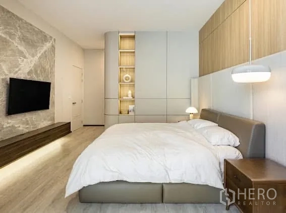 独栋房屋 for rent or sale in Saphan Sung, Bangkok - 宽敞卧室设内置展示柜、电视墙与大床，灯光柔和。