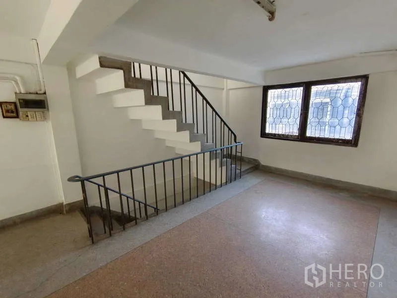 อาคารพาณิชย์ ให้เช่าในBang Na, Bangkok - โถงบันไดพร้อมหน้าต่าง เหมาะทำมุมออฟฟิศ