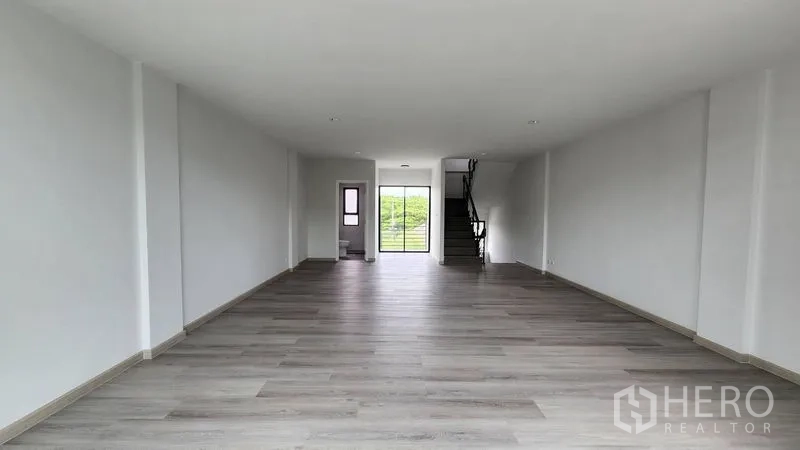 สำนักงานที่บ้าน ให้เช่า - ห้องทรงลึกเชื่อมสู่ระเบียง มีบันไดอยู่ด้านขวา