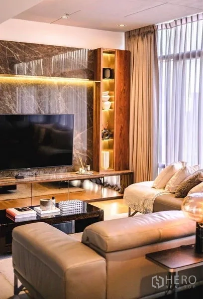 公寓 出租或出售 - 客厅大理石与木质电视墙，内置灯带搁架。