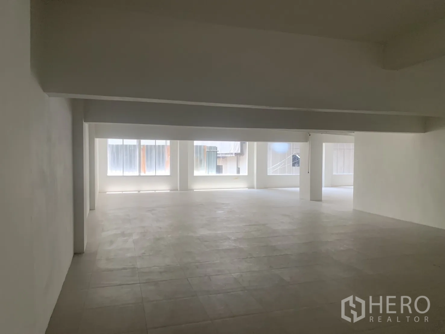 零售空间 for rent in Bang Rak, Bangkok - 上层开放零售区，铺设地砖，多扇窗户便于灵活布局。