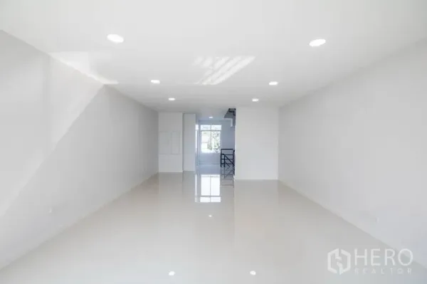 สำนักงานที่บ้าน ขายในHuai Khwang, Bangkok - พื้นที่สำนักงานแบบเปิดยาว ไฟดาวน์ไลท์ พร้อมช่องบันไดมีหน้าต่างด้านหลัง