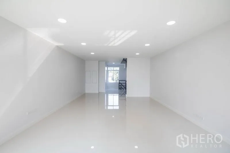 สำนักงานที่บ้าน ขายในHuai Khwang, Bangkok - พื้นที่สำนักงานแบบเปิดยาว ไฟดาวน์ไลท์ พร้อมช่องบันไดมีหน้าต่างด้านหลัง