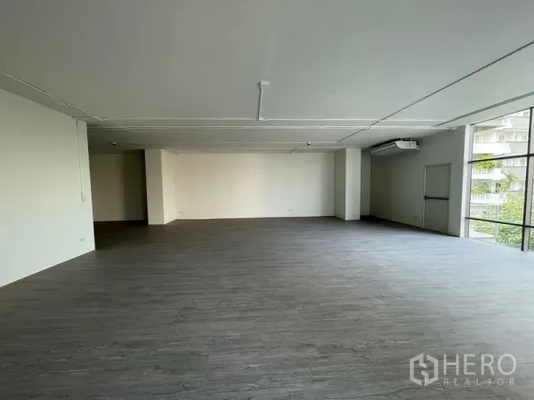 Office Space for rent in Bang Rak, Bangkok - Open office with full-height windows on two sides and split-type air conditioning.