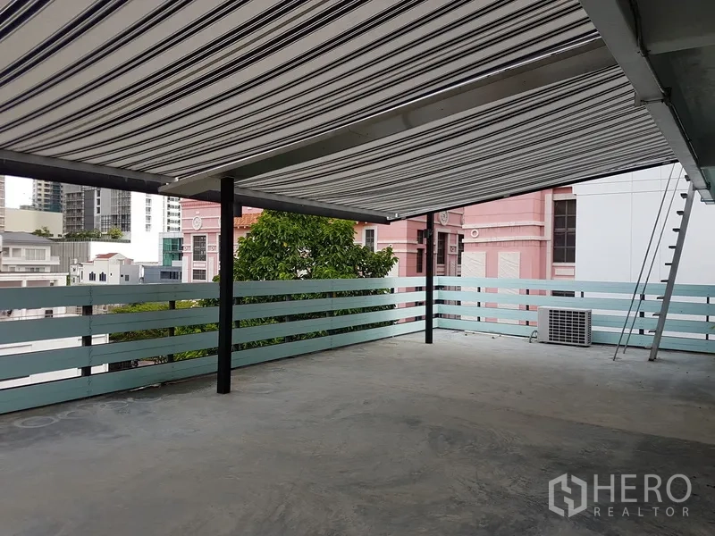 สำนักงานที่บ้าน ขายในKhlong Toei, Bangkok - พื้นที่สำนักงานพื้นเงา ผนังกระจกเต็มสูง