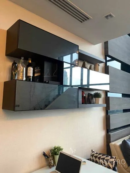 Condominium for rent or sale in Huai Khwang, Bangkok - Floating wall cabinets with glossy finishes and decor accents.