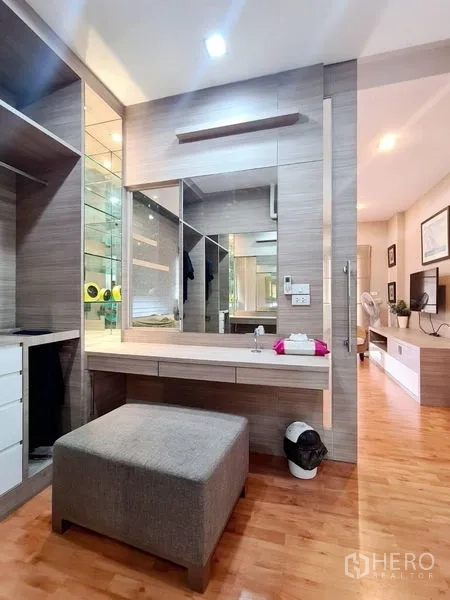 บ้าน ให้เช่าในSai Mai, Bangkok - มุมแต่งตัวทันสมัยพร้อมโต๊ะเครื่องแป้ง กระจกบานใหญ่ และชั้นวางของ