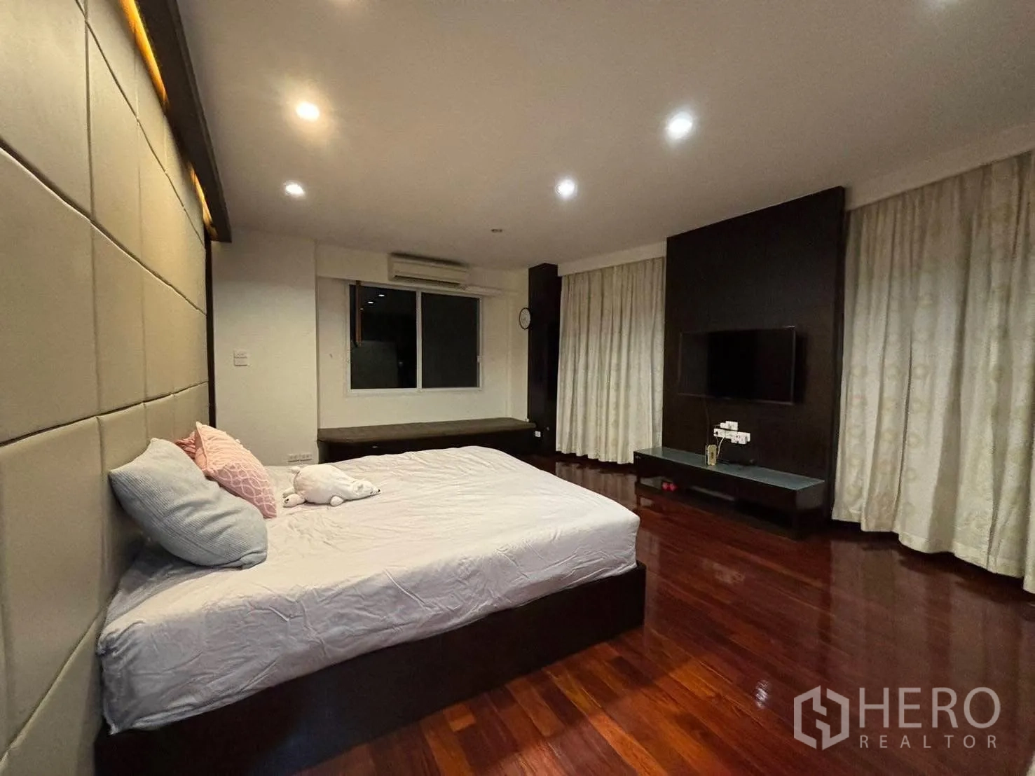 独立式住宅 出租在Bang Kapi, Bangkok - 主套间，电视墙、窗帘与亮光木地板