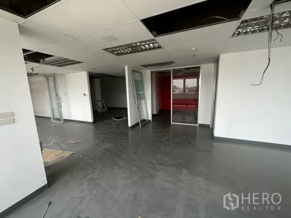 Office Space for rent in Khlong Toei, Bangkok - Central office area with glass partitions and white walls, flexible layout ready to fit out.