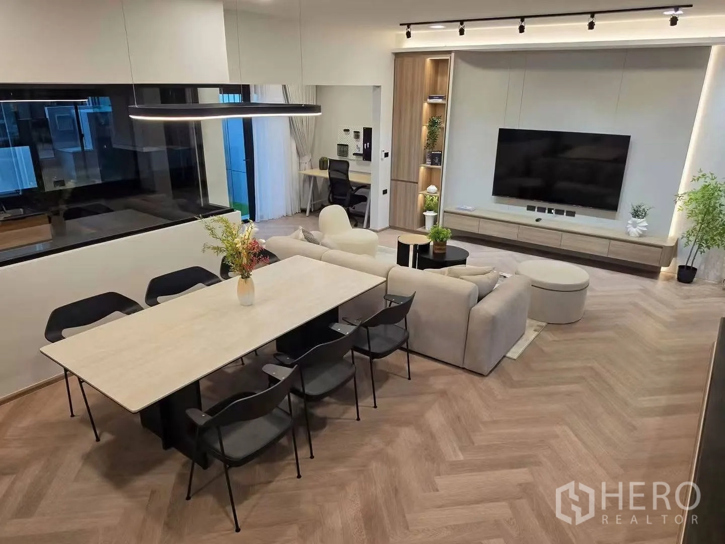 ทาวน์เฮาส์ for rent in Bang Phli, Samut Prakan - พื้นที่นั่งเล่นและทานอาหารแบบโอเพ่นพร้อมพื้นลายก้างปลา ทีวีแขวนผนัง และไฟตกแต่ง