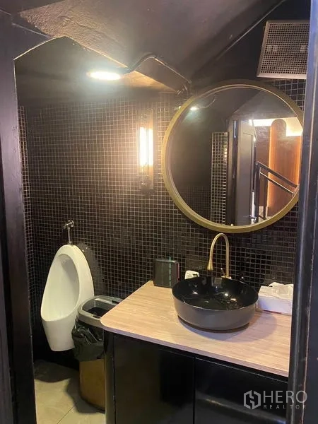 อาคารพาณิชย์ ให้เช่า - ห้องน้ำชายสมัยใหม่ กระจกกลม อ่างล้างแบบวางบนเคาน์เตอร์ และผนูกระเบื้อง