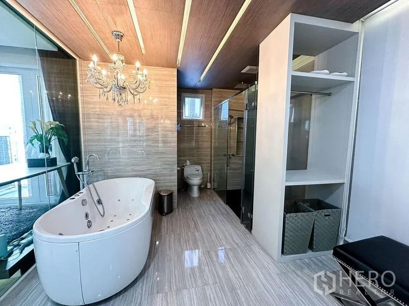 คอนโด ให้เช่าหรือขายในKhlong Toei, Bangkok - ห้องน้ำหรู อ่างอาบน้ำแบบลอยตัว ห้องอาบน้ำกระจก และโคมระย้า