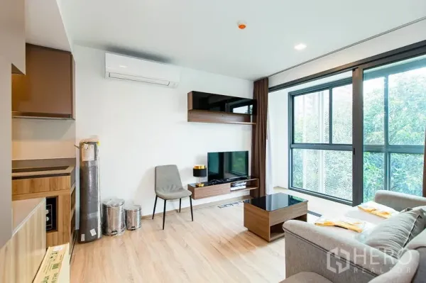 คอนโด ให้เช่าในWatthana, Bangkok - ห้องนั่งเล่นสว่าง หน้าต่างสูงจากพื้นถึงฝ้า ชั้นวางทีวีและชั้นลอย