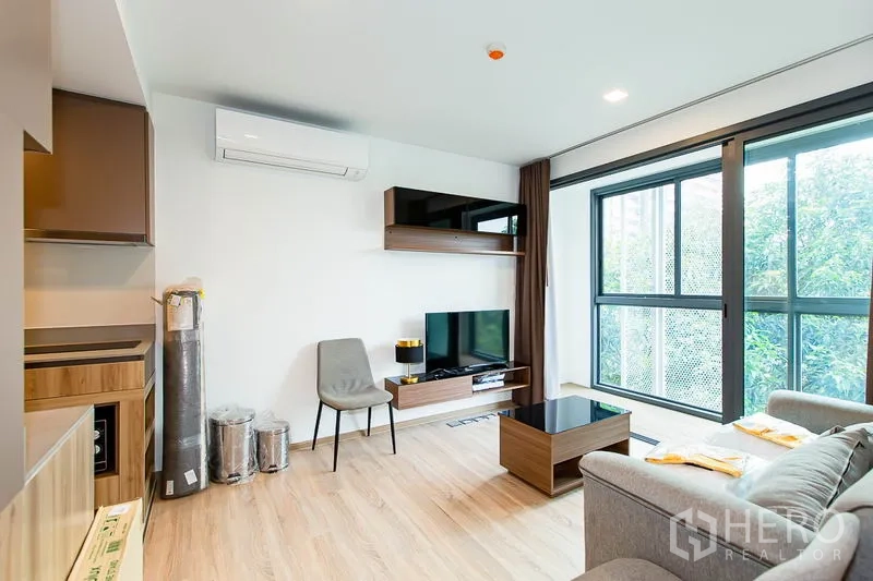 คอนโด ให้เช่าในWatthana, Bangkok - ห้องนั่งเล่นสว่าง หน้าต่างสูงจากพื้นถึงฝ้า ชั้นวางทีวีและชั้นลอย