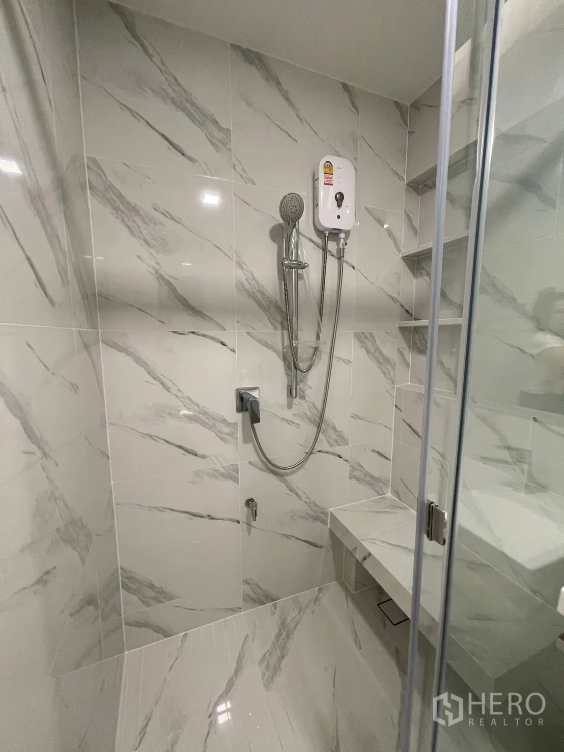 Detached House for rent in Prawet, Bangkok - Glass-enclosed shower with handheld shower and water heater.