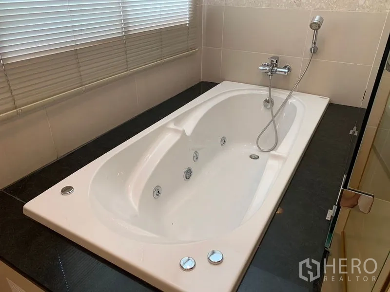 คอนโด ให้เช่าในPathum Wan, Bangkok - ห้องน้ำพร้อมอ่างอาบน้ำจากุซซี่และฝักบัวมือถือ