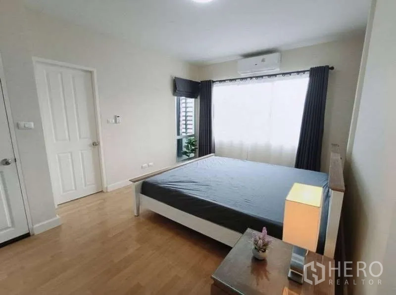 联排别墅 出租在Bang Kapi, Bangkok - 主卧配大床、床头柜、空调与大窗。