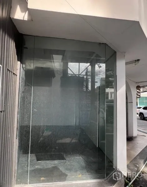 零售空间 出租在Watthana, Bangkok - 入口玻璃前厅，整面落地玻璃与店外走道。