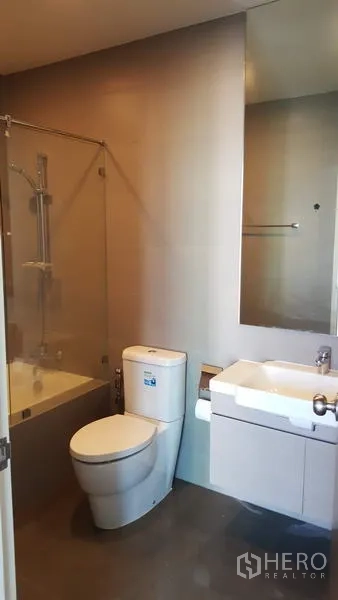 คอนโด ให้เช่าในPhaya Thai, Bangkok - ห้องน้ำสมัยใหม่ มีอ่างอาบน้ำ ฉากกั้นอาบน้ำ ชักโครก อ่างล้างหน้า และกระจกบานใหญ่