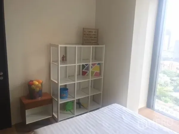 公寓 出租或出售在Khlong Toei, Bangkok - 次卧一角放置白色格子收纳架，临近大窗