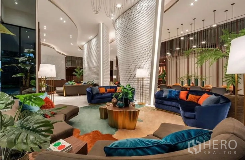 คอนโด ให้เช่า - ล็อบบี้สไตล์โรงแรม โซฟานุ่ม เขียวประดับ และไฟตกแต่ง