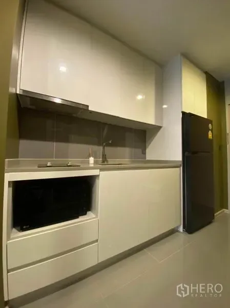 คอนโด ให้เช่าในWatthana, Bangkok - ครัวบิวท์อินสไตล์โมเดิร์น ตู้ลอยสีขาว ซิงก์ เตา และตู้เย็นขนาดใหญ่