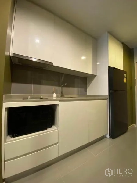 คอนโด ให้เช่าในWatthana, Bangkok - ครัวบิวท์อินสไตล์โมเดิร์น ตู้ลอยสีขาว ซิงก์ เตา และตู้เย็นขนาดใหญ่