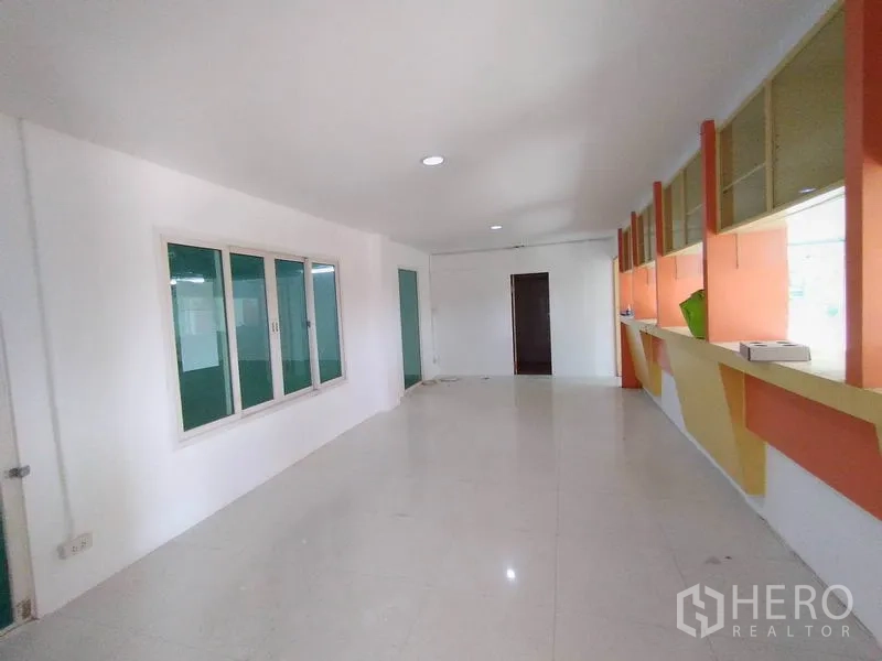 โรงงาน ให้เช่าในLam Luk Ka, Pathum Thani - ออฟฟิศโอเพ่นสเปซสว่าง มีหน้าต่างบานเลื่อน ชั้นวางบิวท์อิน และพื้นกระเบื้องมันวาว
