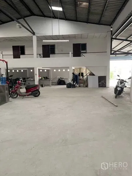 คลังสินค้า ขายในLam Luk Ka, Pathum Thani - ภายในโกดังโปร่ง เพดานสูง มีชั้นลอยเป็นห้องสำนักงาน และพื้นคอนกรีตเรียบที่ลำลูกกา