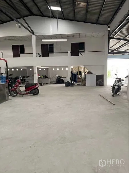 คลังสินค้า ขายในLam Luk Ka, Pathum Thani - ภายในโกดังโปร่ง เพดานสูง มีชั้นลอยเป็นห้องสำนักงาน และพื้นคอนกรีตเรียบที่ลำลูกกา