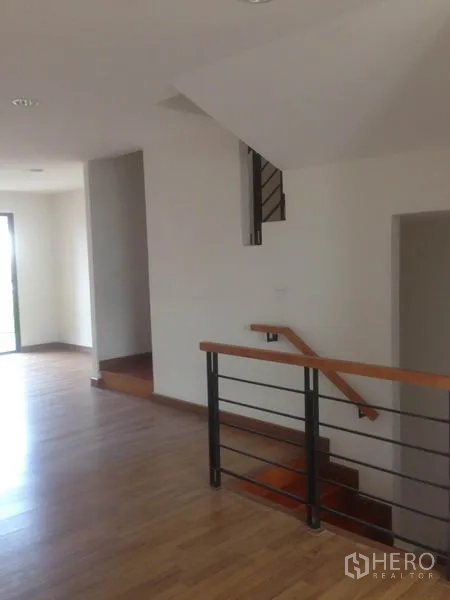 สำนักงานที่บ้าน ให้เช่าในBang Phli, Samut Prakan - บันไดภายในและโถงพักบันได ราวเหล็กและขั้นไม้