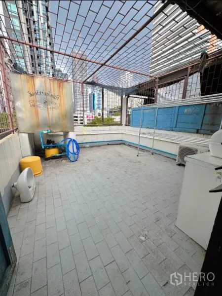 อาคารพาณิชย์ ให้เช่าในWatthana, Bangkok - ดาดฟ้าปูพื้นกระเบื้องมีโครงเหล็ก มองเห็นวิวเมือง