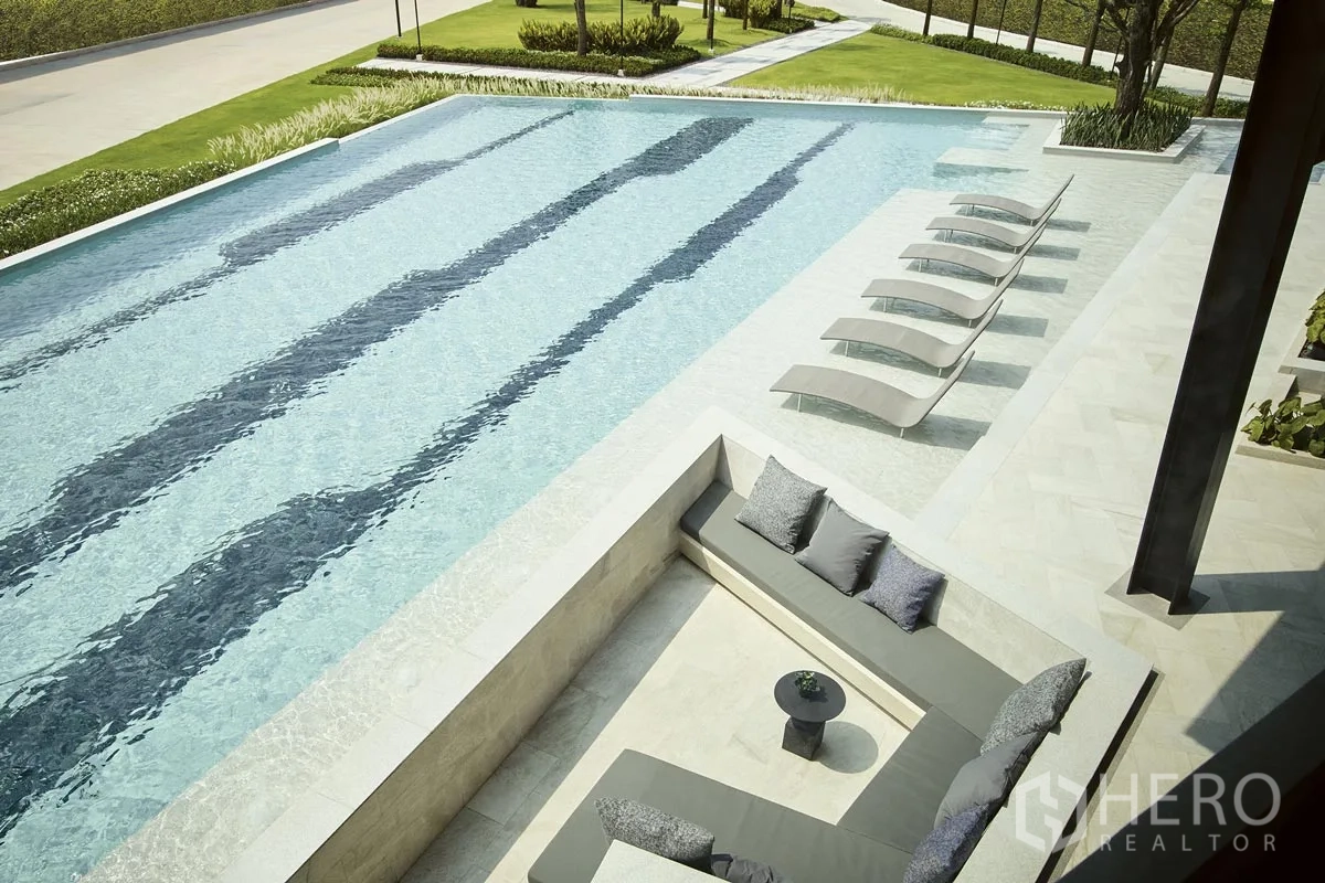 Detached House for rent or sale in Lam Luk Ka, Pathum Thani - Project swimming pool with in-water loungers and sunken seating area.