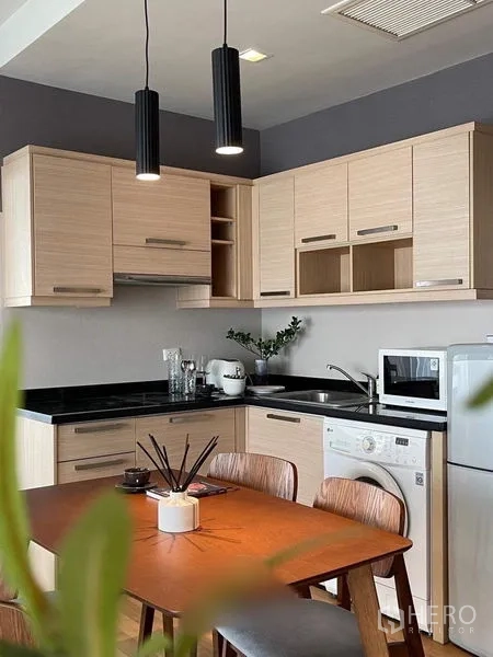 คอนโด ให้เช่าในWatthana, Bangkok - ครัวบิลท์อินตู้ไม้ท็อปสีดำ พร้อมตู้เย็น ไมโครเวฟ และเครื่องซักผ้า