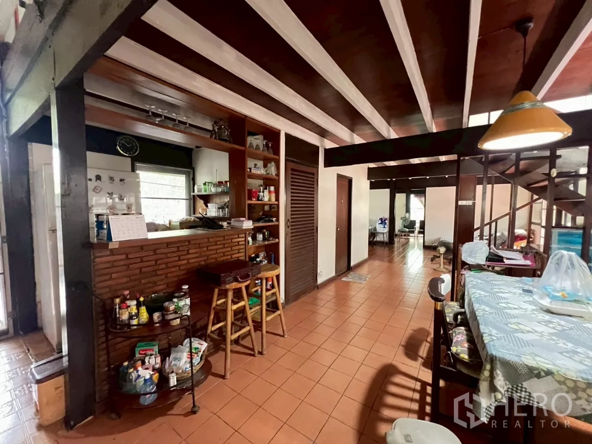 บ้าน ขายในKhlong Toei, Bangkok - โซนทานอาหารแบบเปิดเพดานคานไม้และเคาน์เตอร์บาร์อิฐ