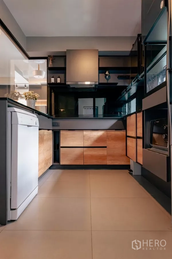 独立式住宅 出租或出售在Bang Phli, Samut Prakan - 厨房角度展示洗碗机、灶台与烟机。