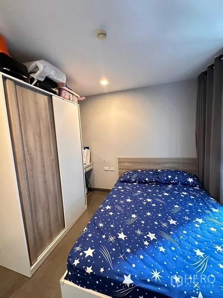 คอนโด ให้เช่า - ห้องนอนที่สองขนาดกะทัดรัด พร้อมตู้เสื้อผ้าและเตียงคู่